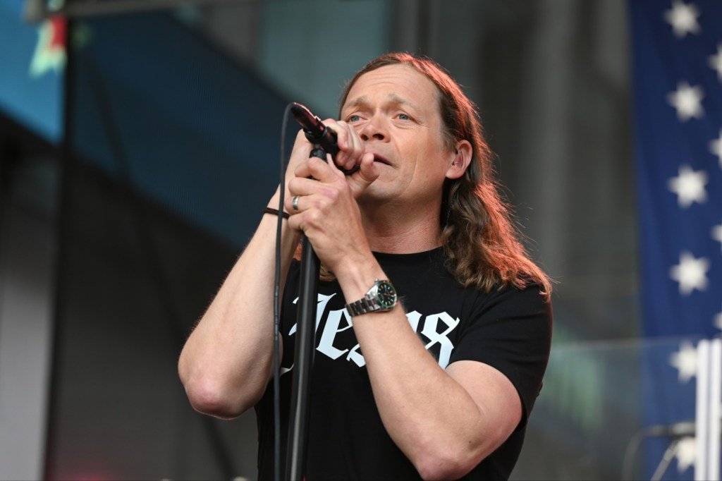 Rockers prestam homenagem ao cantor do 3 Doors Down, Brad Arnold